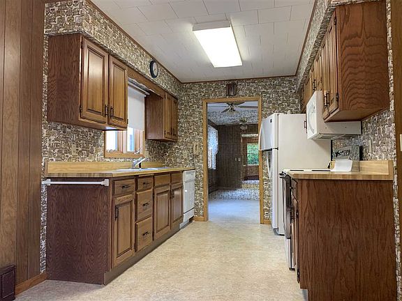 3rd image of 1405 Riverview Dr