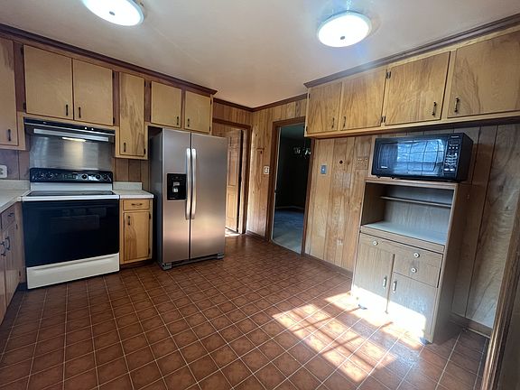 kitchen - stove, Venthood, refrig, free standing moveable cabinet with microwave