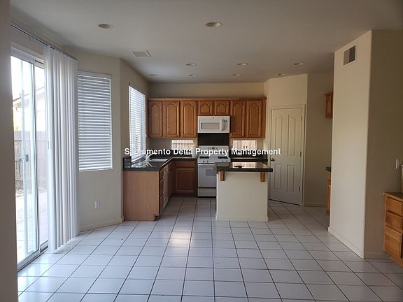5th image of 3252 Beretania Way