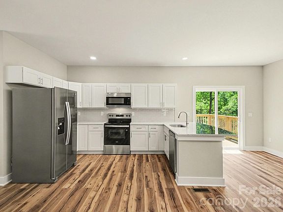 5th image of 2728 Crawford Ave