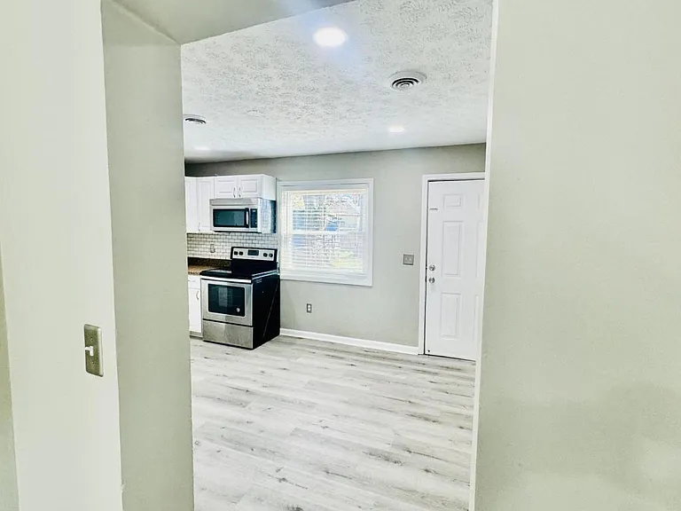 520 Wainwright Ave — Photo 20
