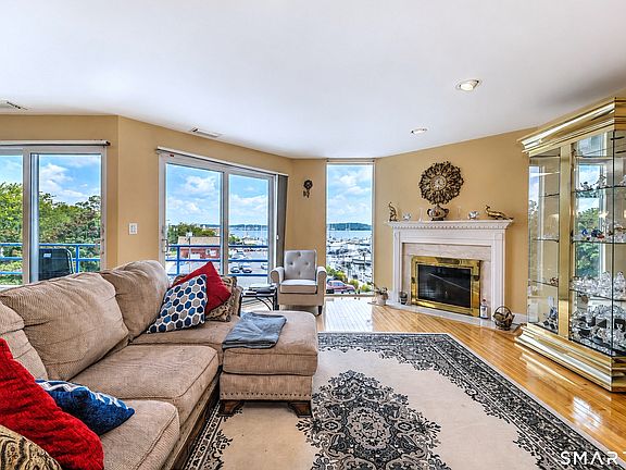 3rd image of 10 Harbour Close #10