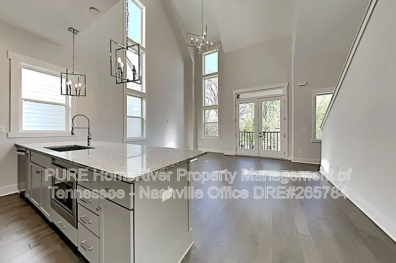 3 bed, 3.5 bath, 1945 sqft, $2,975 — Photo 2