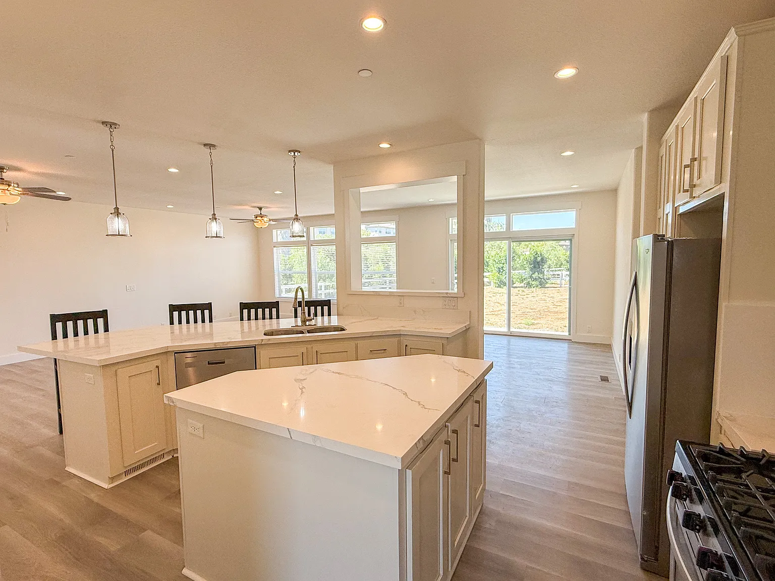 4 bed, 2300 sqft, $4,595 — Photo 4