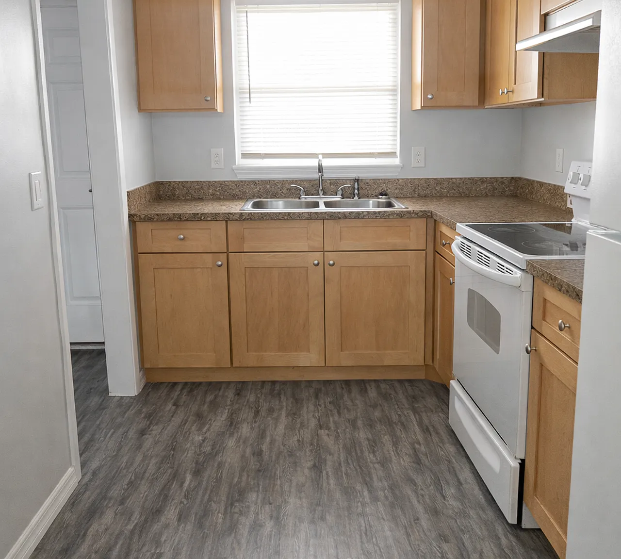 2 bedroom 2 bathroom unit available now — Photo 2