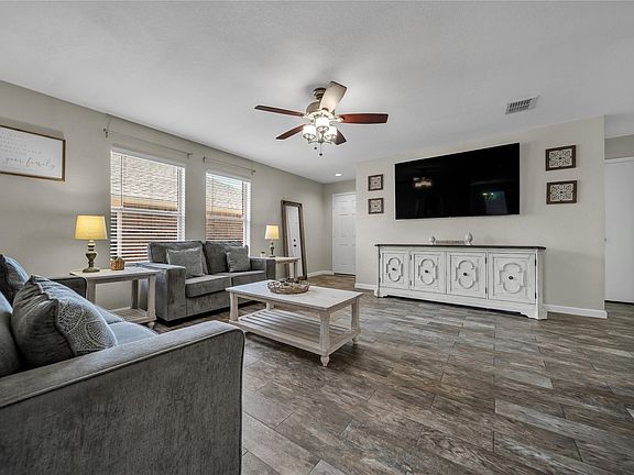 4th image of 552 Lincoln Ave