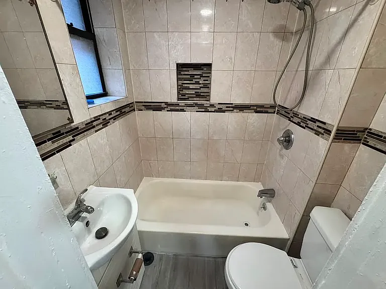 115 Grafton Ave — Photo 4