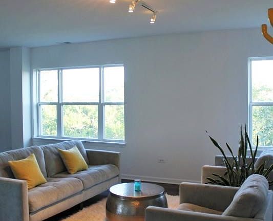 2nd image of 1544 W Glenlake Ave APT 2E
