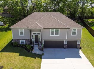 1404 NW Maple Dr, Grain Valley, MO 64029