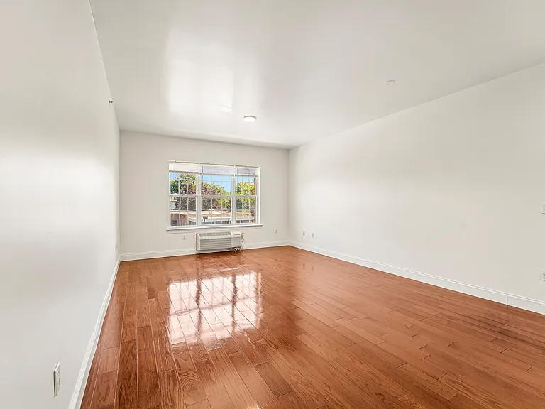 111 Glenwood — Photo 10
