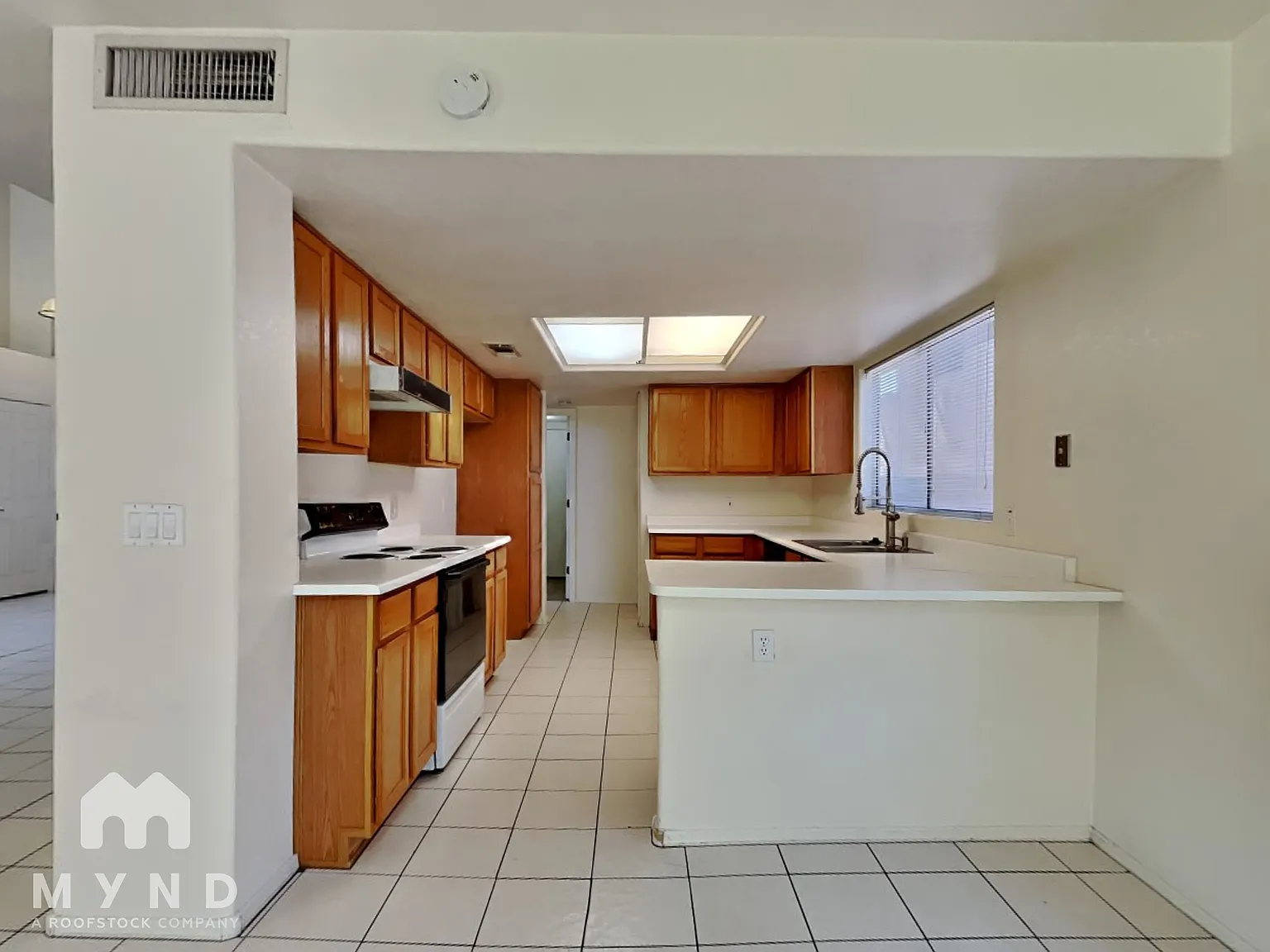 3 bed, 2.5 bath, 1924 sqft, $2,195 — Photo 3