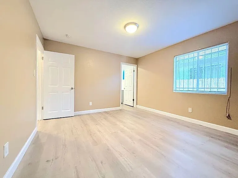 1385 E Vernon Ave — Photo 11