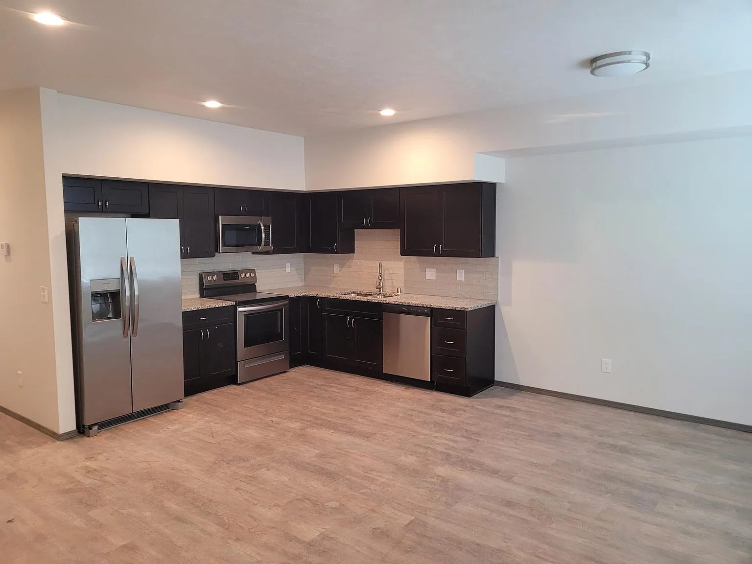 3 bed, 2.5 bath, 1418 sqft, $2,200 — Photo 2