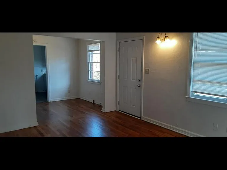 2425 Howe Ave — Photo 3