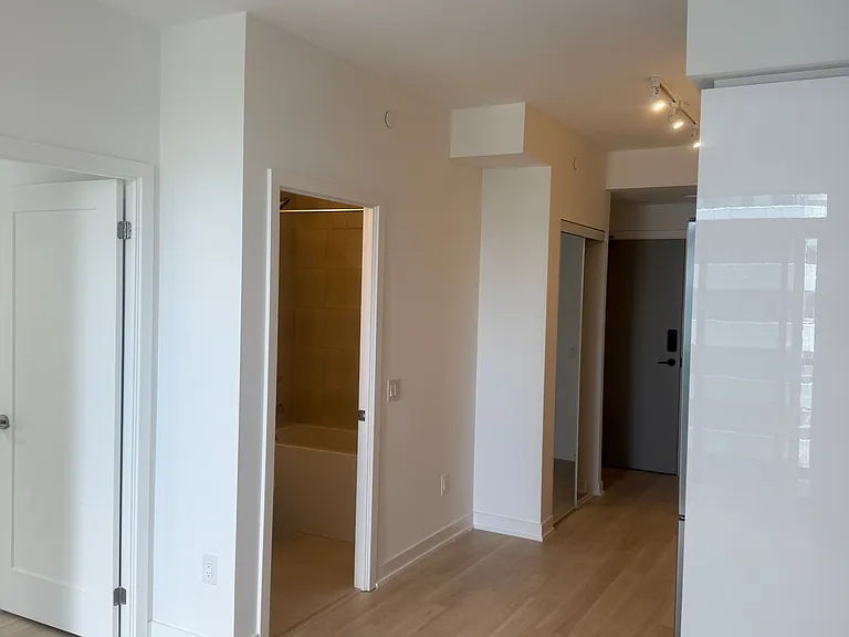 5105 Hurontario St #2910 — Photo 12