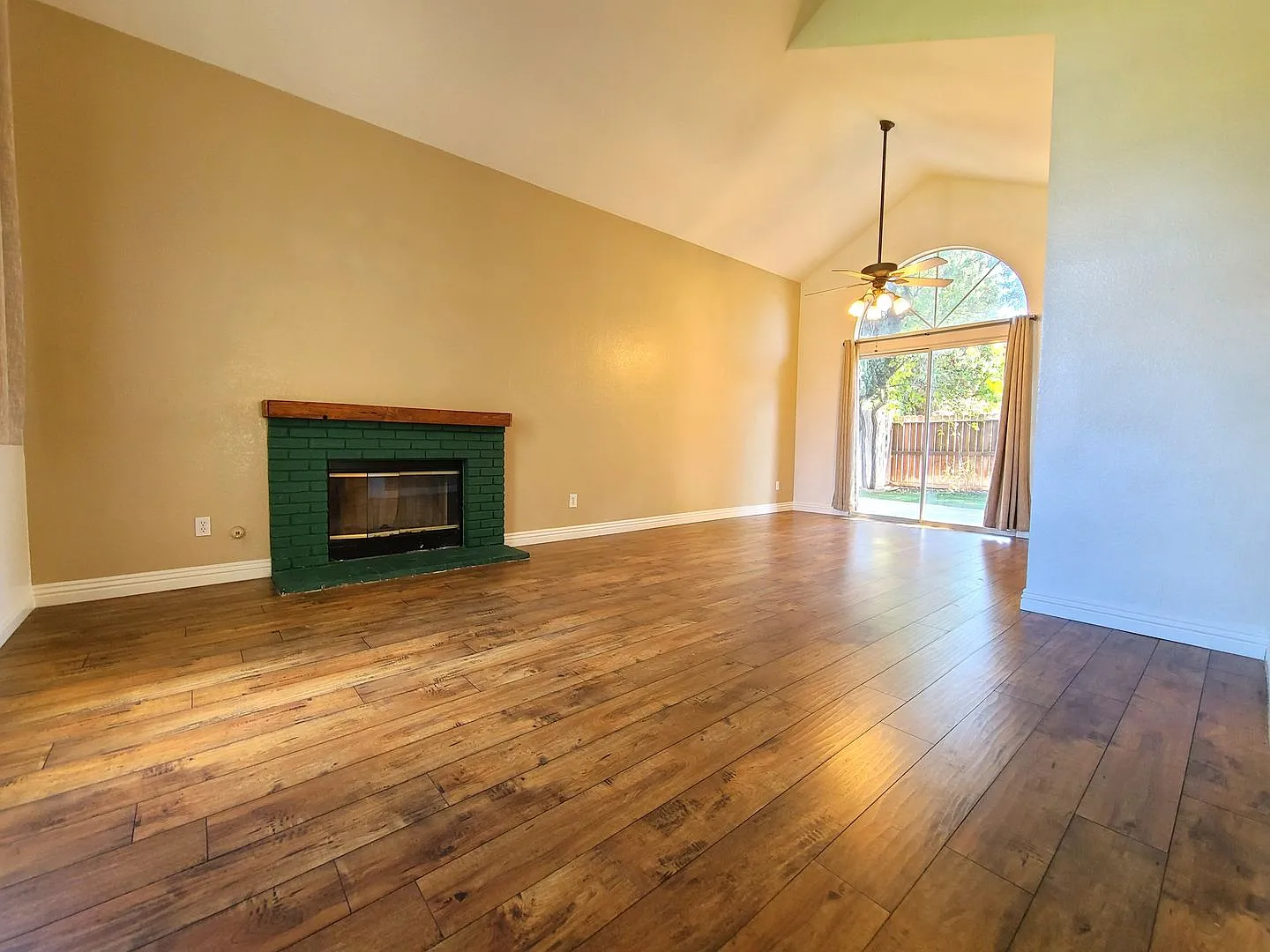 Lovely, Spacious 4-Bedroom Home in San Bernardino! — Photo 4