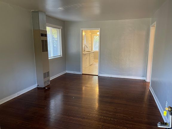 2nd image of 904 W 21st St