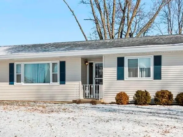 300 Carrie Ln, Chatham, IL 62629