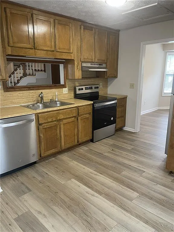 3 bed, 2.0 bath, 1590 sqft, $2,150 — Photo 2