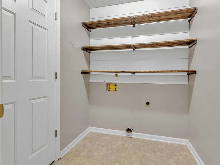 3933 Oak Forest Dr — Photo 15