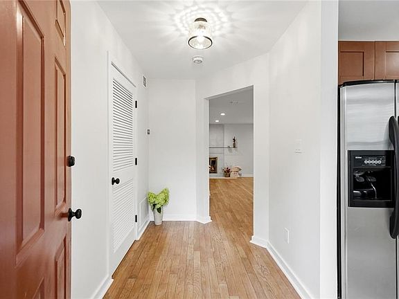 3rd image of 512 McGill Pl NE