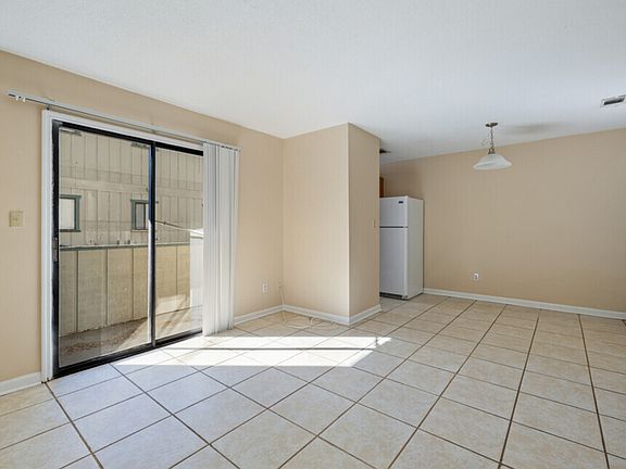 2nd image of 836 Richmond St #1