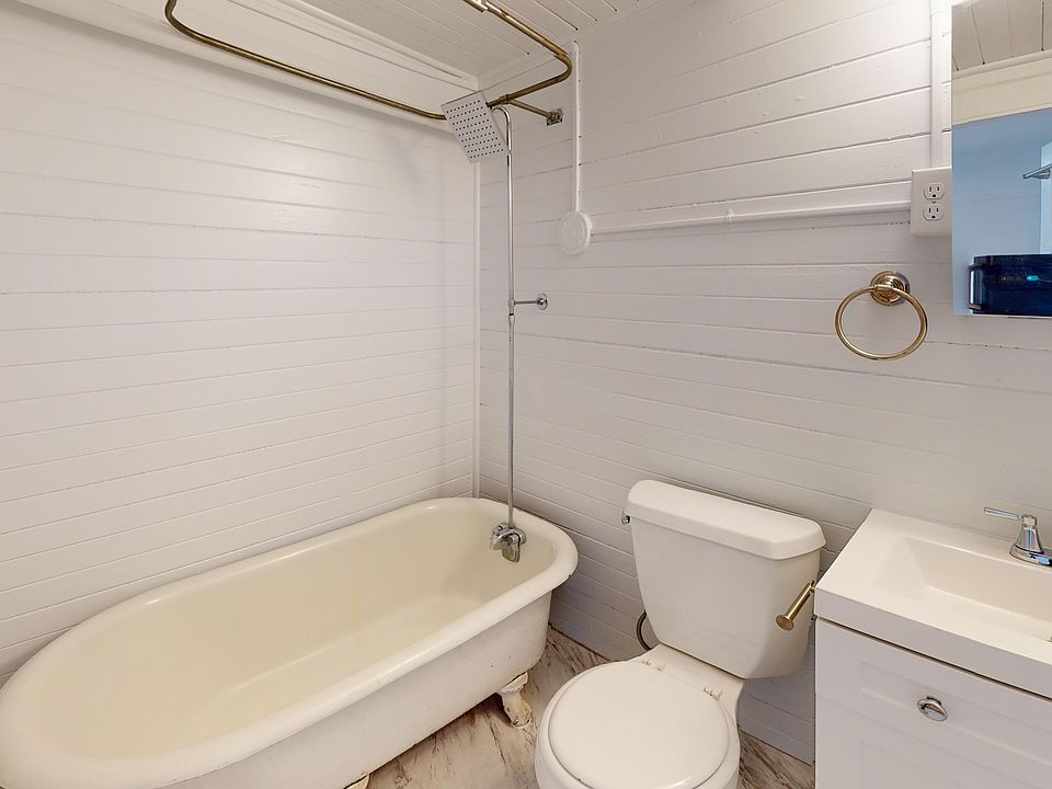 Bathroom with a toilet, sink and bathtub