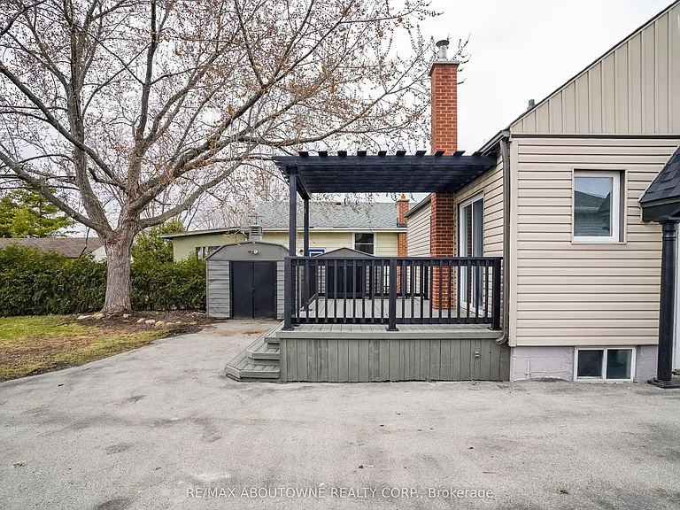 96 Mohawk Rd E — Photo 5