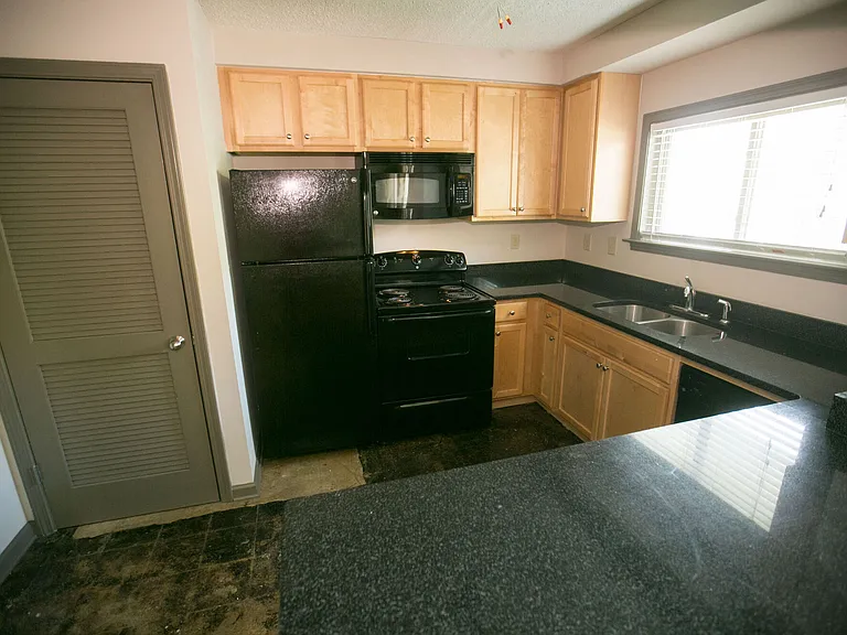 547 S Perry St — Photo 7
