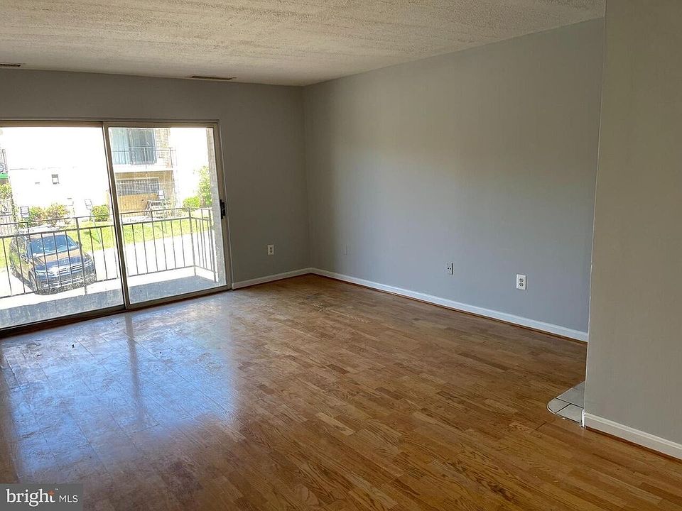 Living room (unstaged)
