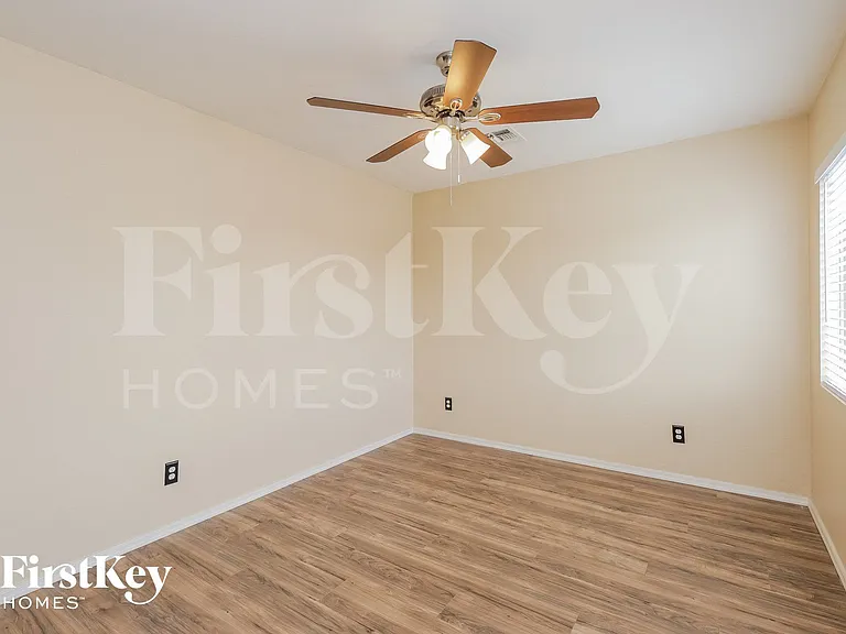 1730 E Maddison Cir — Photo 11