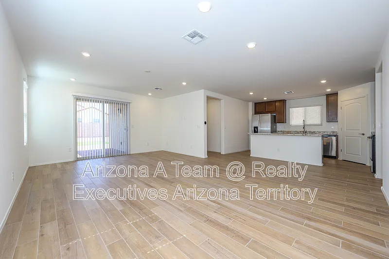 3 bed, 2.0 bath, 1465 sqft, $2,025 — Photo 3