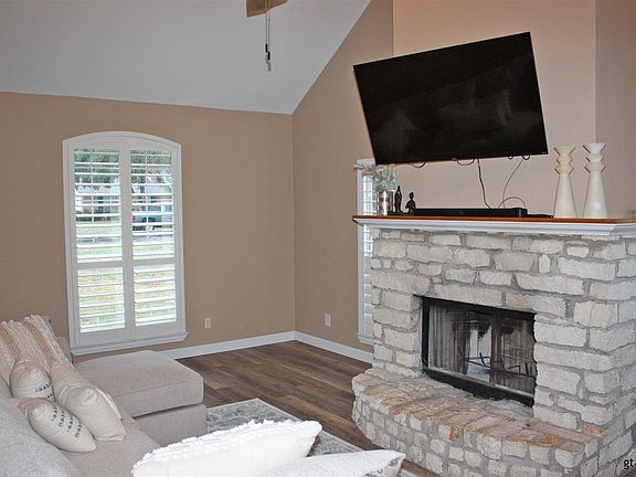 2nd image of 3200 Leaning Oaks
