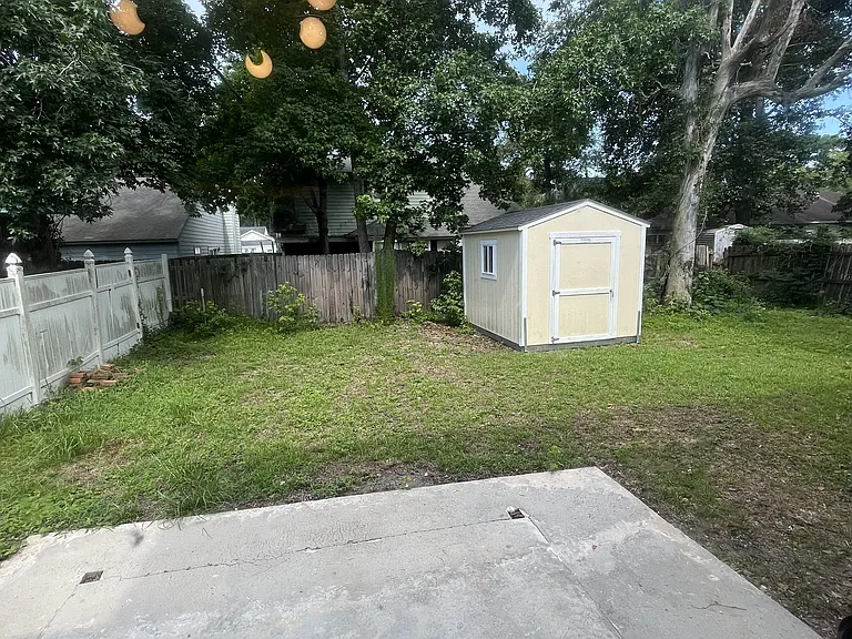7322 Albert St — Photo 23