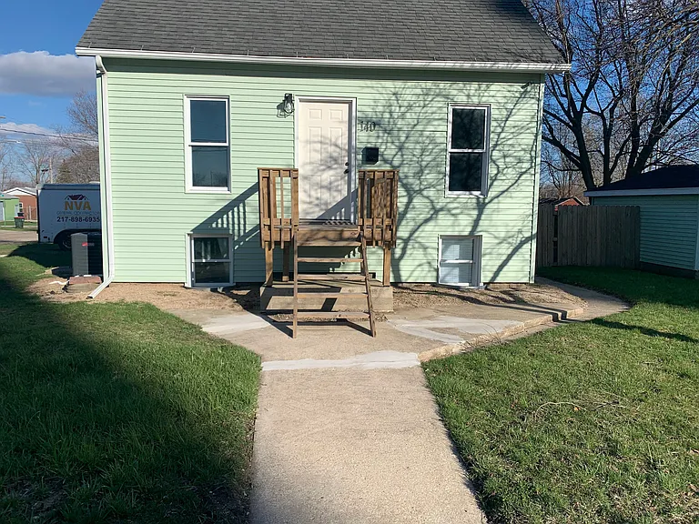 140 N Oak St — Photo 1