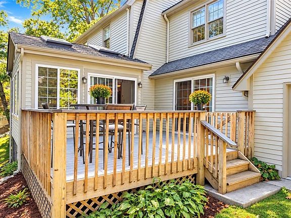 4th image of 8 Woodcrest Dr