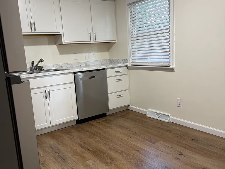 304 Miller Dr #B — Photo 1