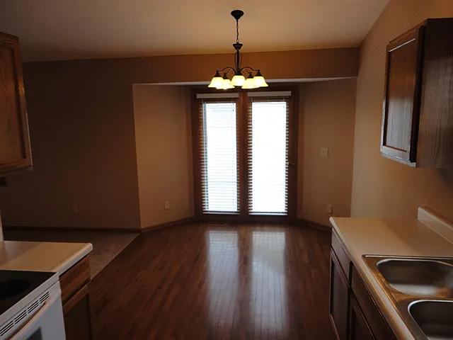 3 bed, 2.5 bath, 1289 sqft, $2,170 — Photo 3