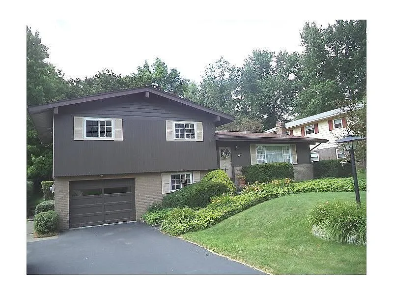 1342 Lincoln Dr photo 1