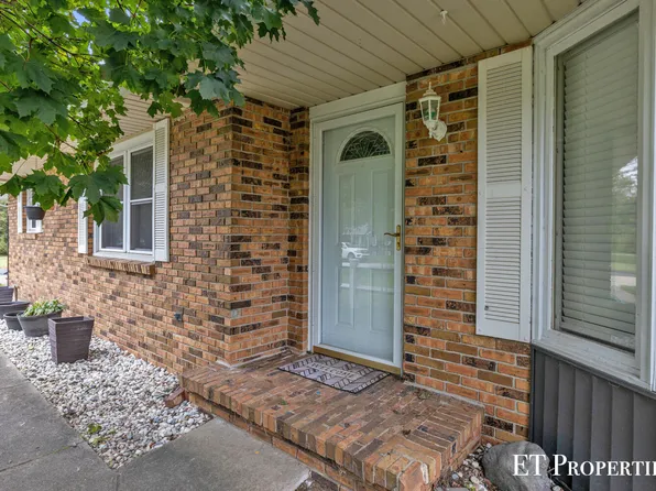 321 S Sunset St, Plainwell, MI 49080