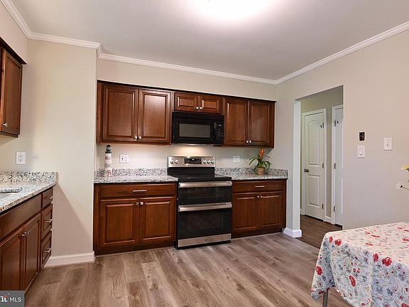 5th image of 1042 Lake Claire Dr