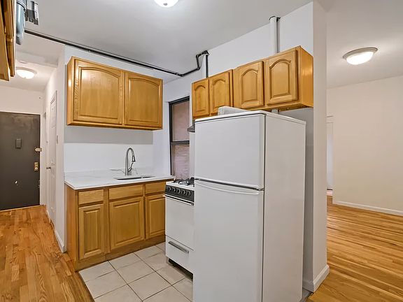 5th image of 235 E 84th St #12