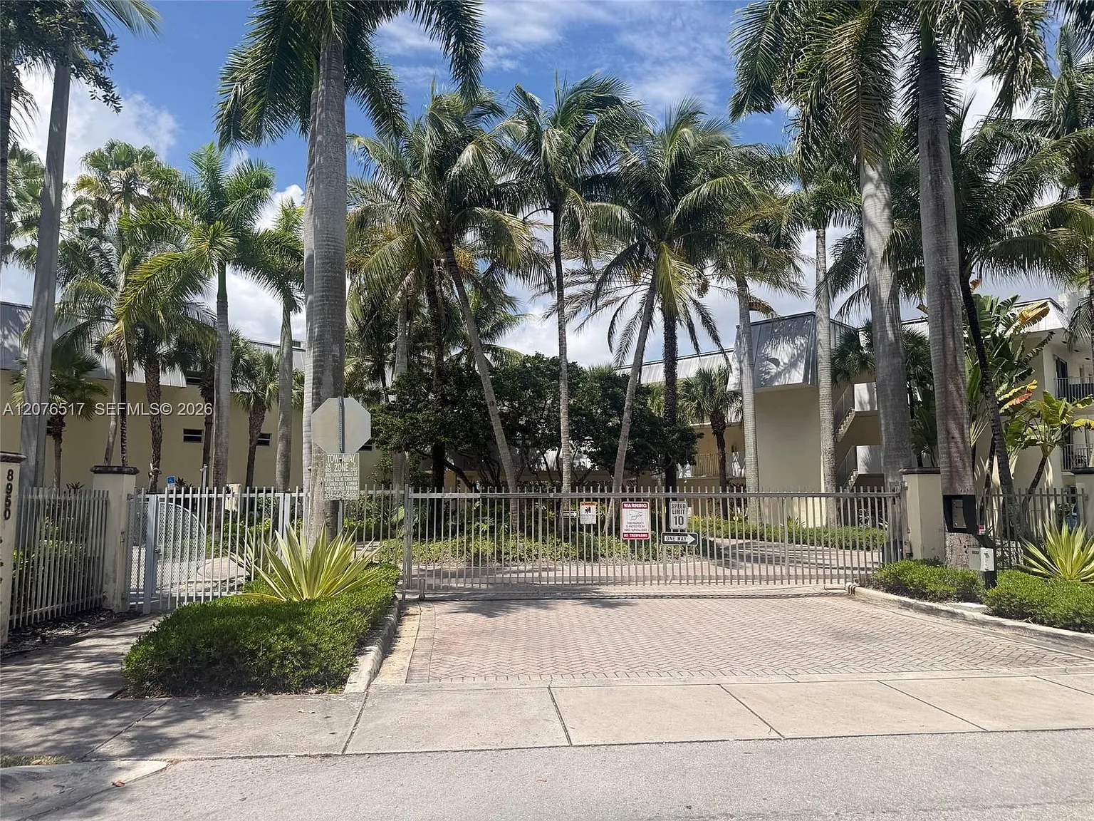 Palms Of Pinecrest Condo — Photo 2