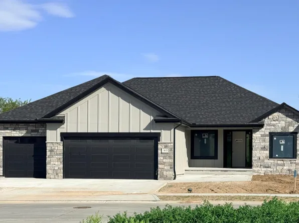 613 Valley Rd, Papillion, NE 68046