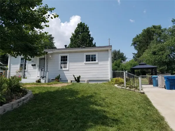 2725 Chatham Dr, Maryland Heights, MO 63043