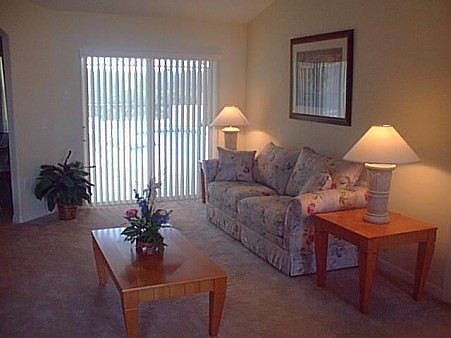 TR4P245MD-family-room