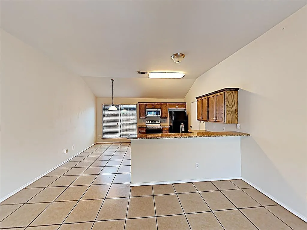 3 bed, 1299 sqft, $1,800 — Photo 2