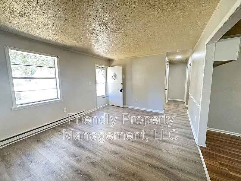 2 bed, 1.0 bath, 890 sqft, $1,250 — Photo 4