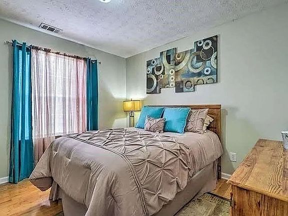 5th image of 483 Oak Dr