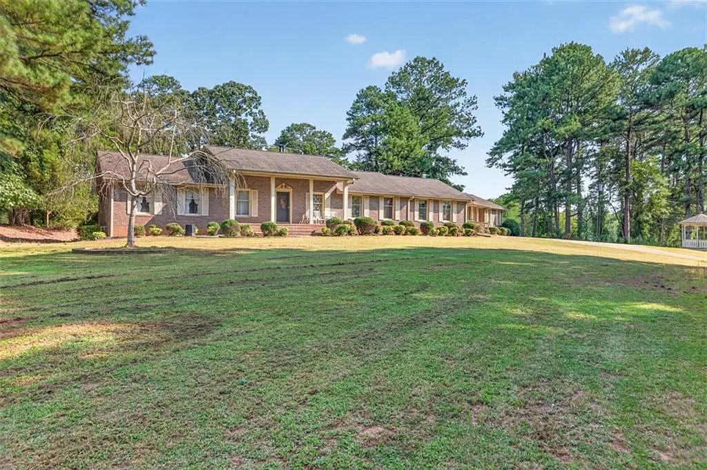 4 bed, 3.5 bath, 6090 sqft, $3,200 — Photo 3